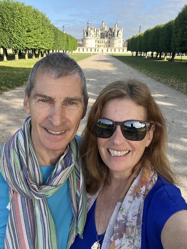 Cycle guides in front of a French chateau